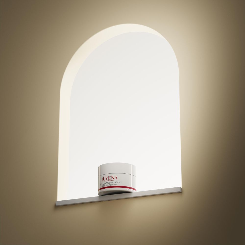 Creme-Tiegel in einer Nische. Aufschrift: JUVENA, REJUVEN® Superior Care. Weißer Deckel, roter Streifen. Beige Hintergrund.