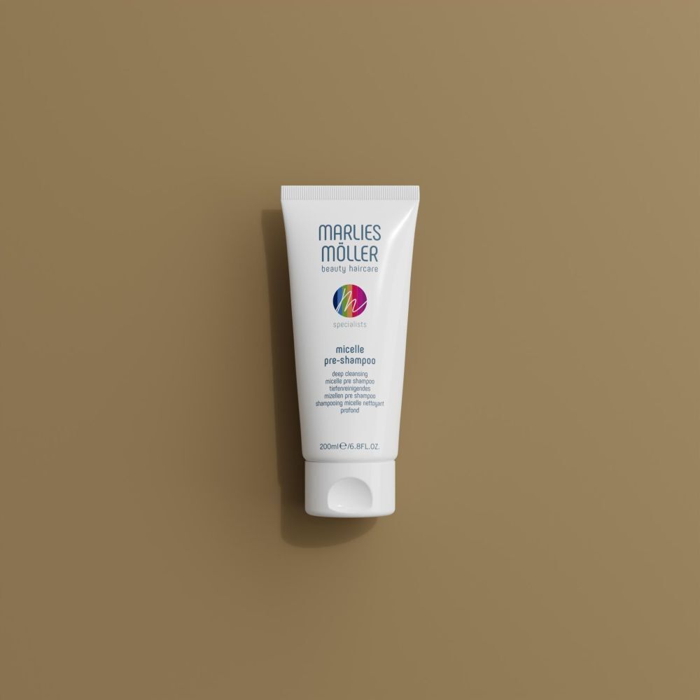 Weiße Tube auf beigem Hintergrund. Produktaufdruck: Marlies Möller beauty haircare, micelle pre-shampoo.