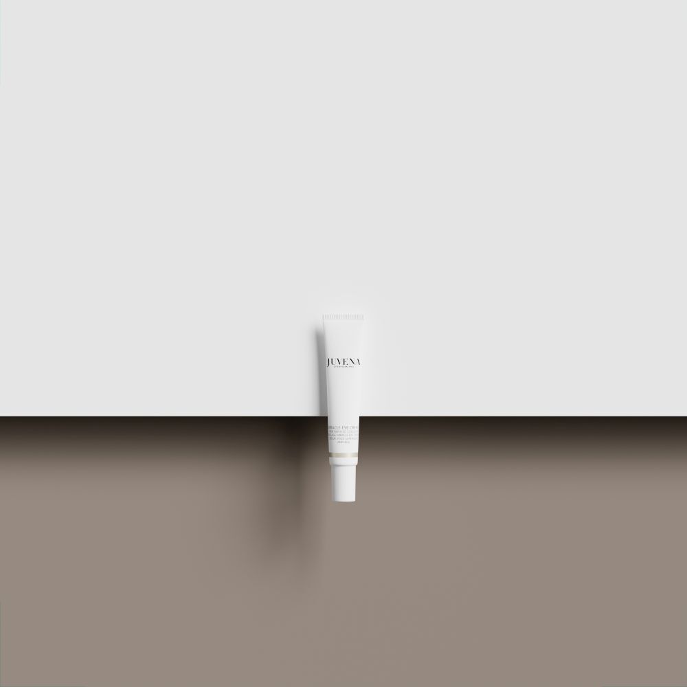 Weiße Tube auf hellem Hintergrund. Aufschrift: JUVENA. Produktname nicht lesbar.