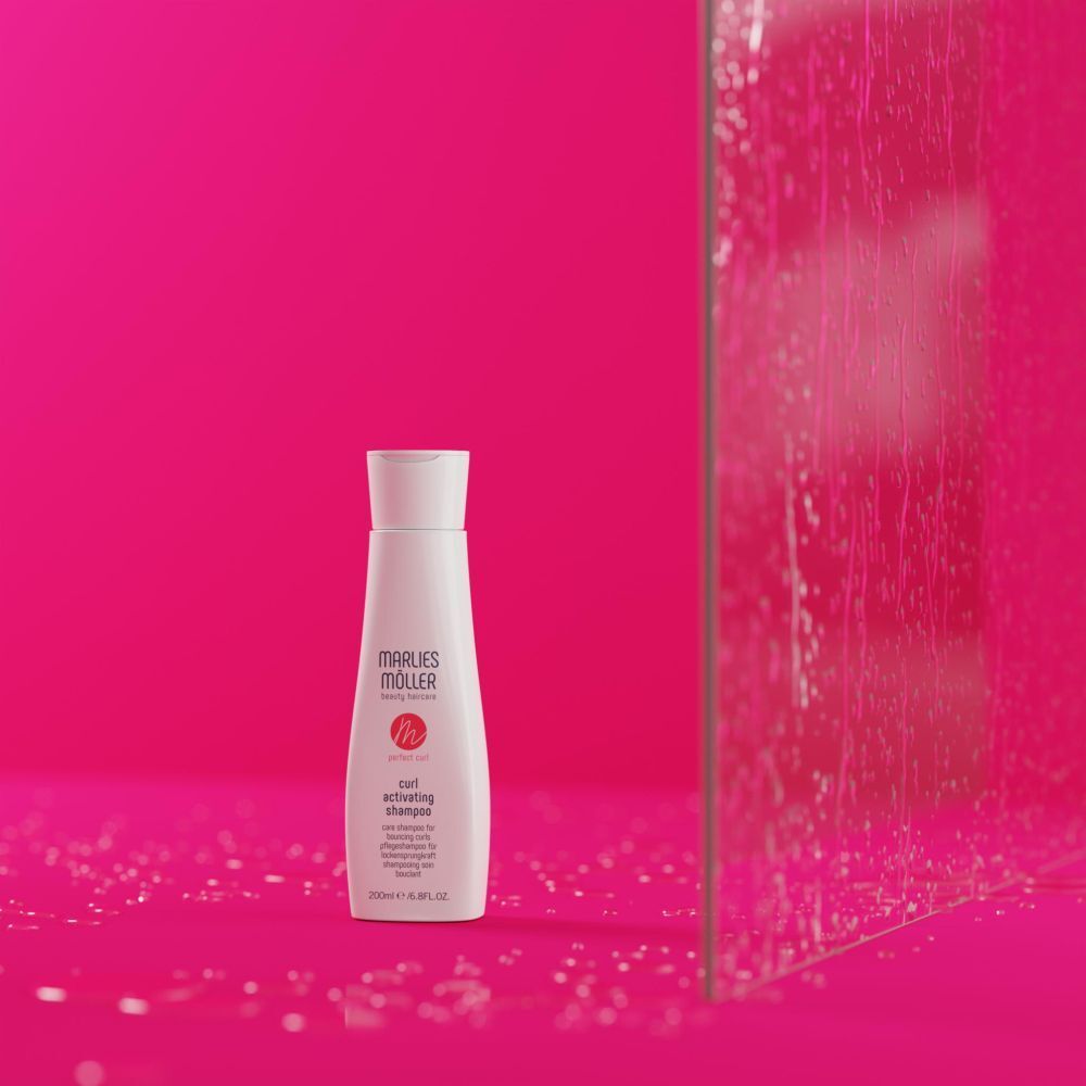 Marlies Möller Shampoo-Flasche vor pinkem Hintergrund. Produktname und Logo sichtbar.
