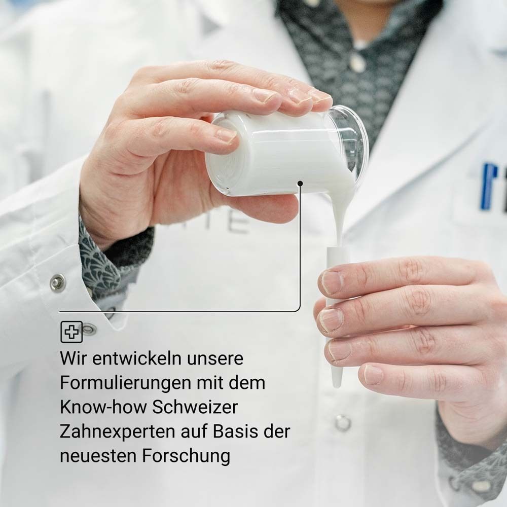 Hände gießen Flüssigkeit in ein Gefäß. Text: Wir entwickeln unsere Formulierungen mit dem Know-how Schweizer Zahnexperten.