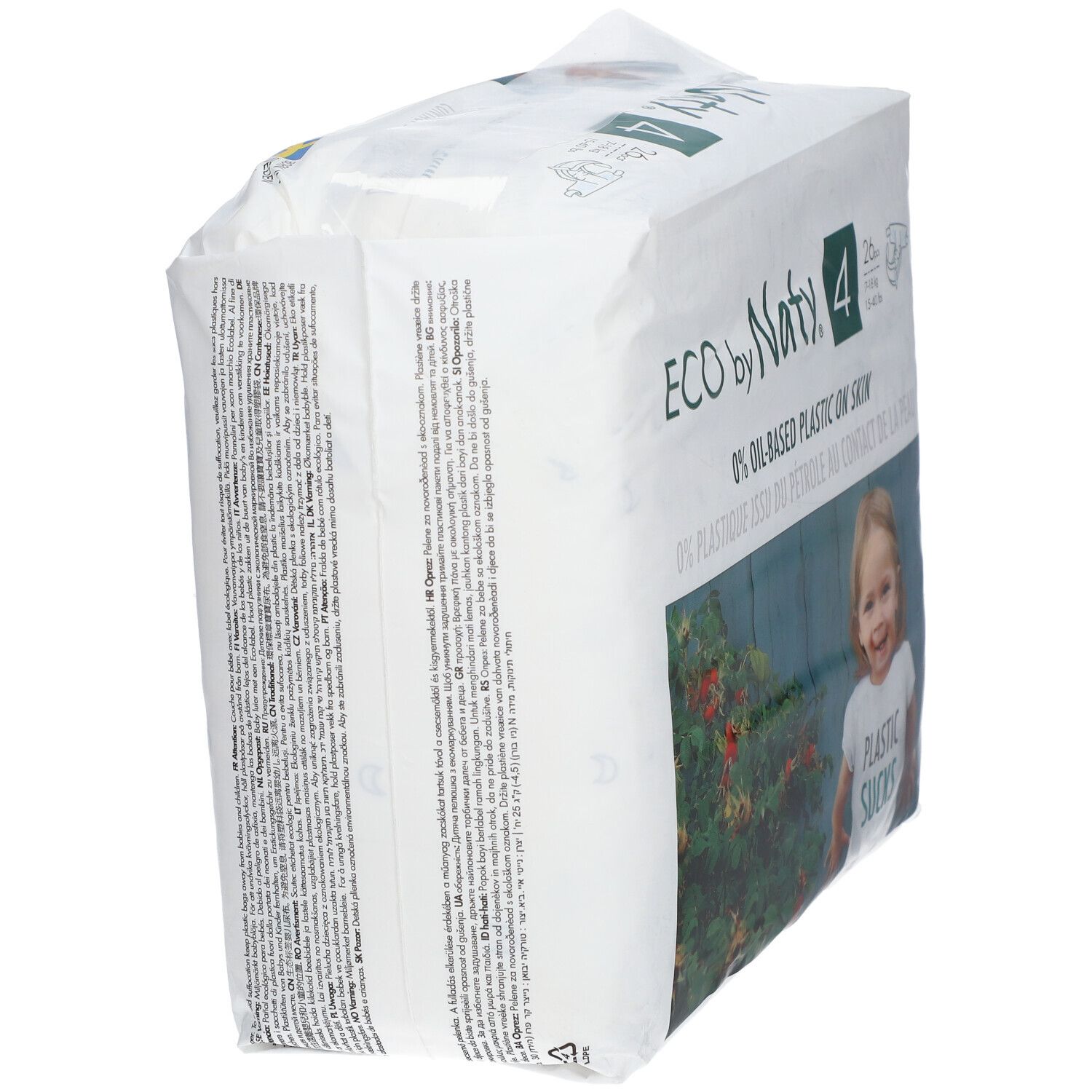 Windelverpackung, schräge Seitenansicht. Aufschrift: ECO by Naty 4. Text in mehreren Sprachen. Kind mit T-Shirt "PLASTIC SUCKS" auf der Verpackung.