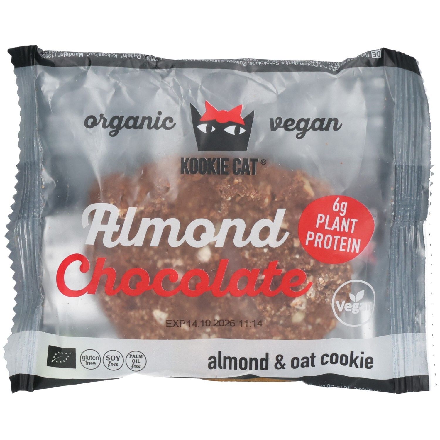 Verpackte Keks. Aufschrift: "Kookie Cat", "Almond Chocolate", "vegan", "organic". Roter Aufkleber: "6g PLANT PROTEIN".