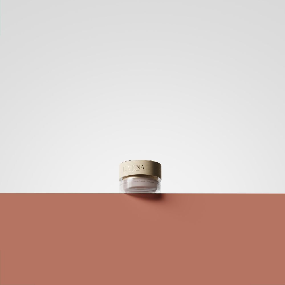 Kleiner Tiegel mit goldfarbenem Deckel. Aufschrift: JUVENA. Produktbezeichnung: Juvenance Epigen.