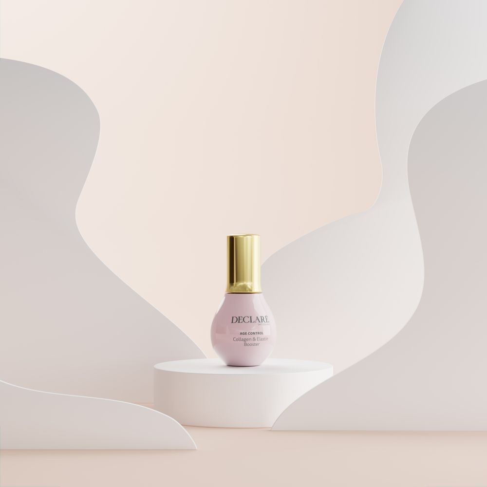 Rosa Flasche auf Podest. DECLARÉ, AGE CONTROL Collagen & Elastin Booster. Hintergrund mit Formen.