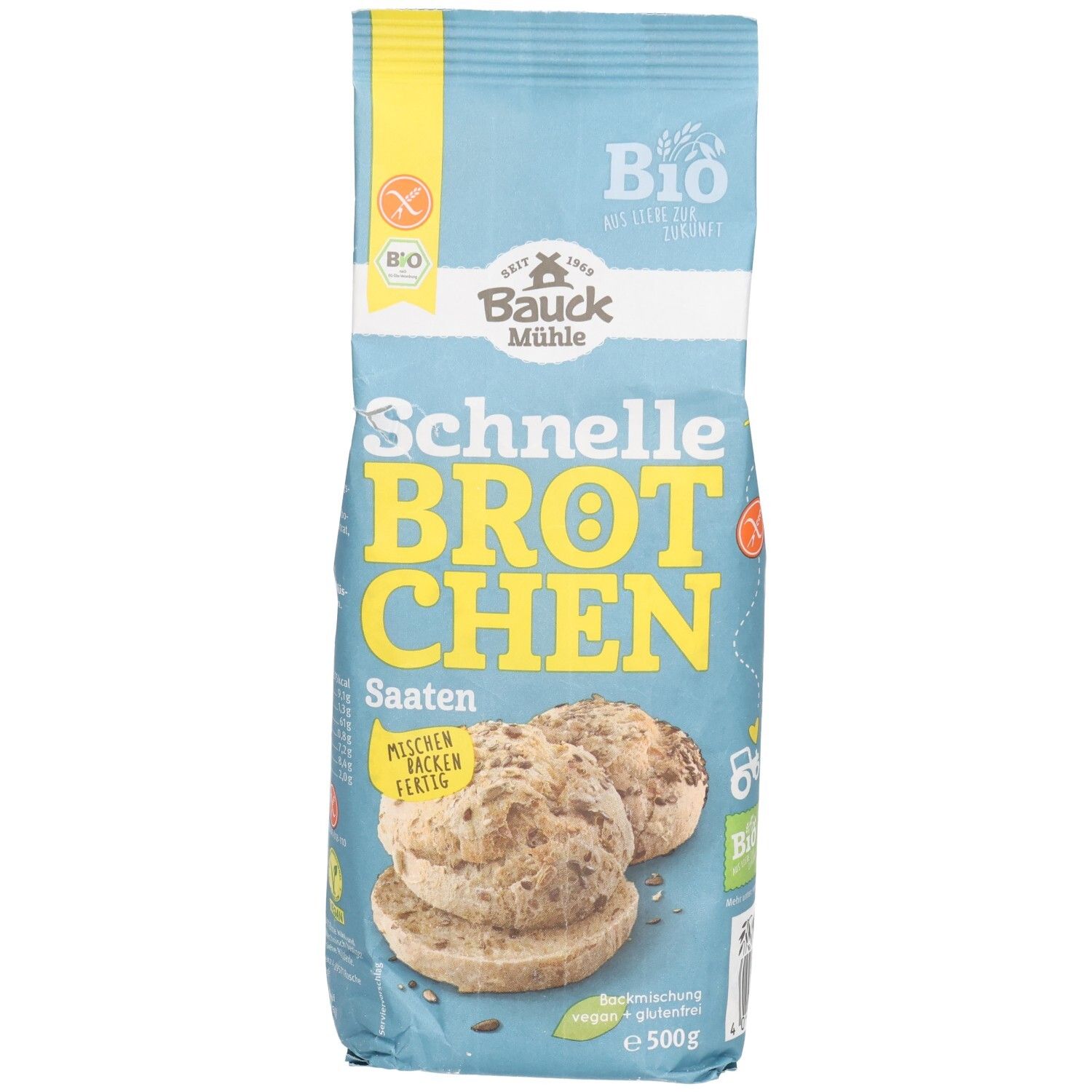 Hellblaue Verpackung mit Aufschrift "Schnelle Brötchen Saaten". Bio-Siegel und glutenfrei-Symbol. Abbildung von Brötchen mit Saaten.