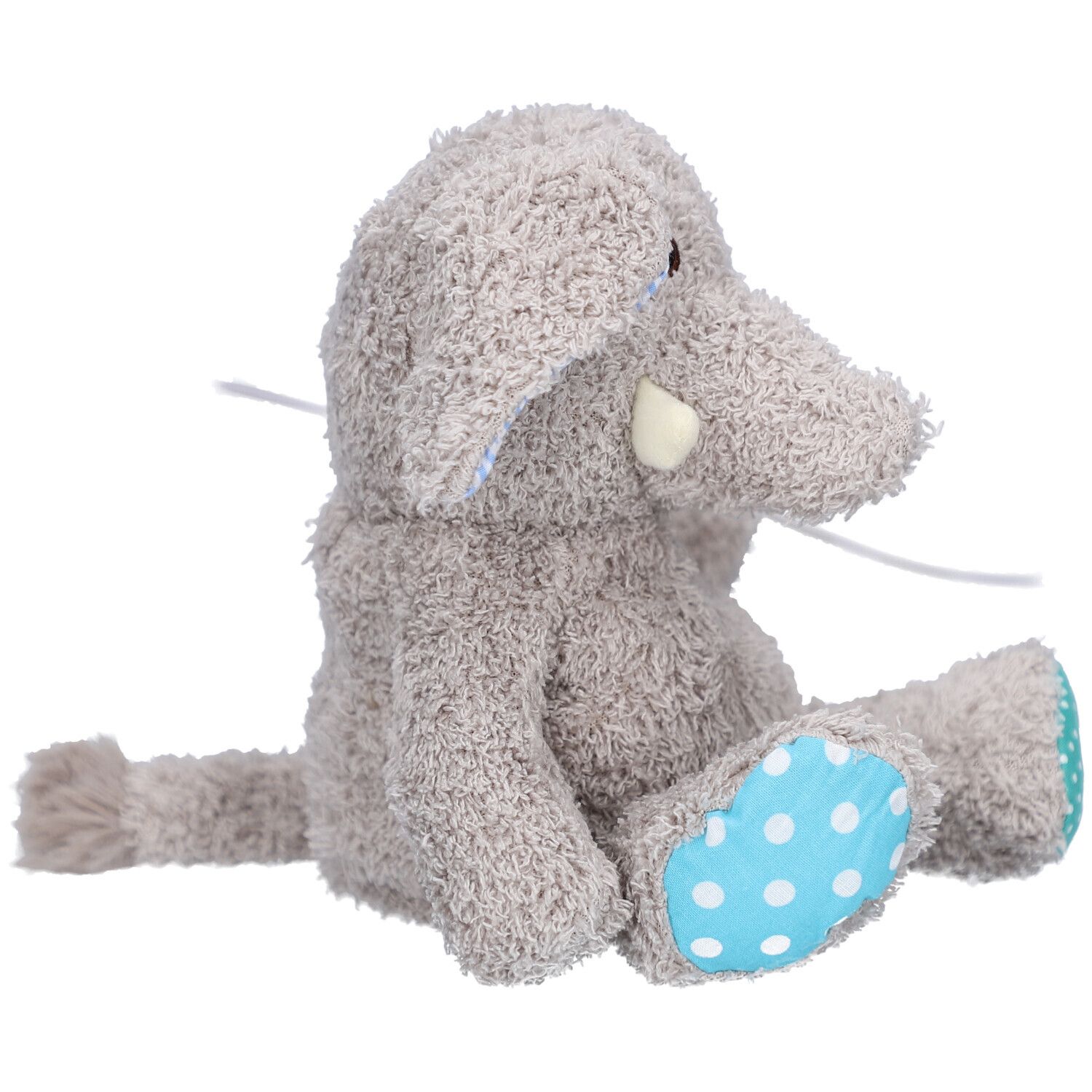 Grauer Stoffelefant, sitzend, mit blauen Punkten auf den Füßen. Weißer Stoßzahn sichtbar.