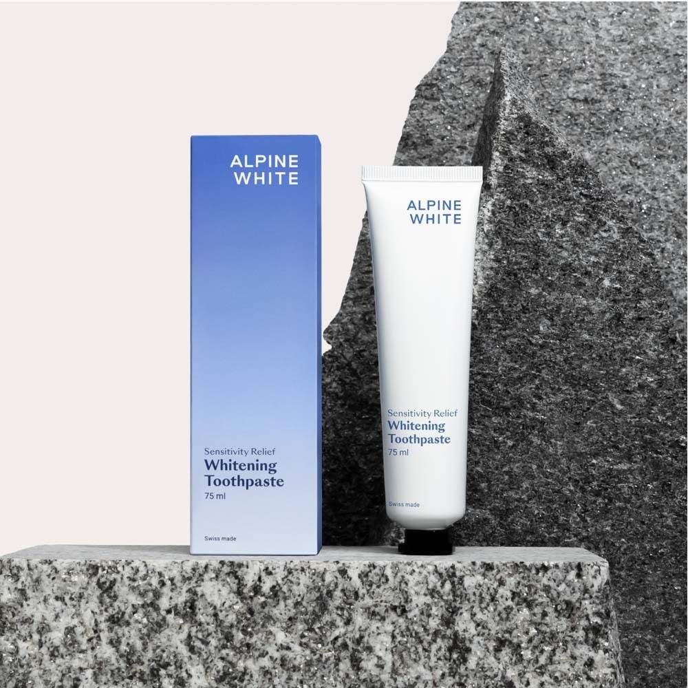 Zahnpasta und Schachtel. Aufschrift: ALPINE WHITE, Whitening Toothpaste, Sensitivity Relief, 75 ml.