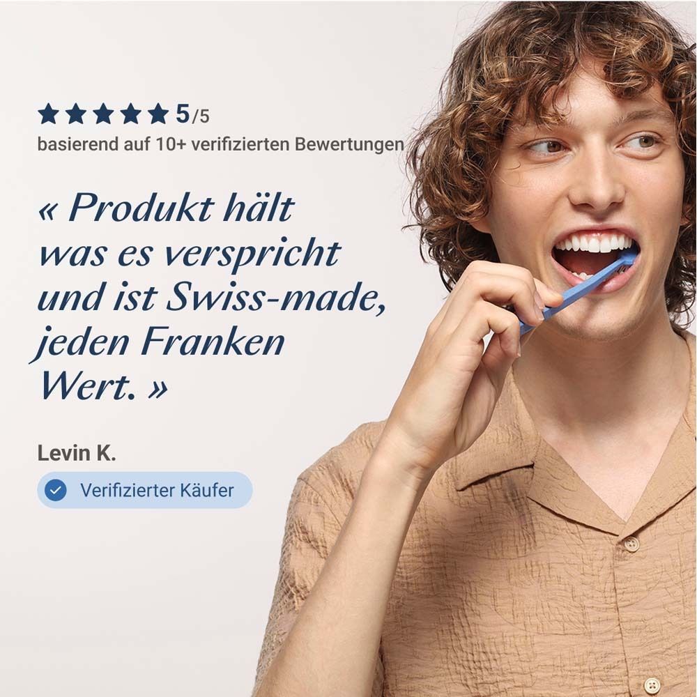 Ein Mann putzt sich die Zähne. Text: Produkt hält was es verspricht und ist Swiss-made, jeden Franken Wert.