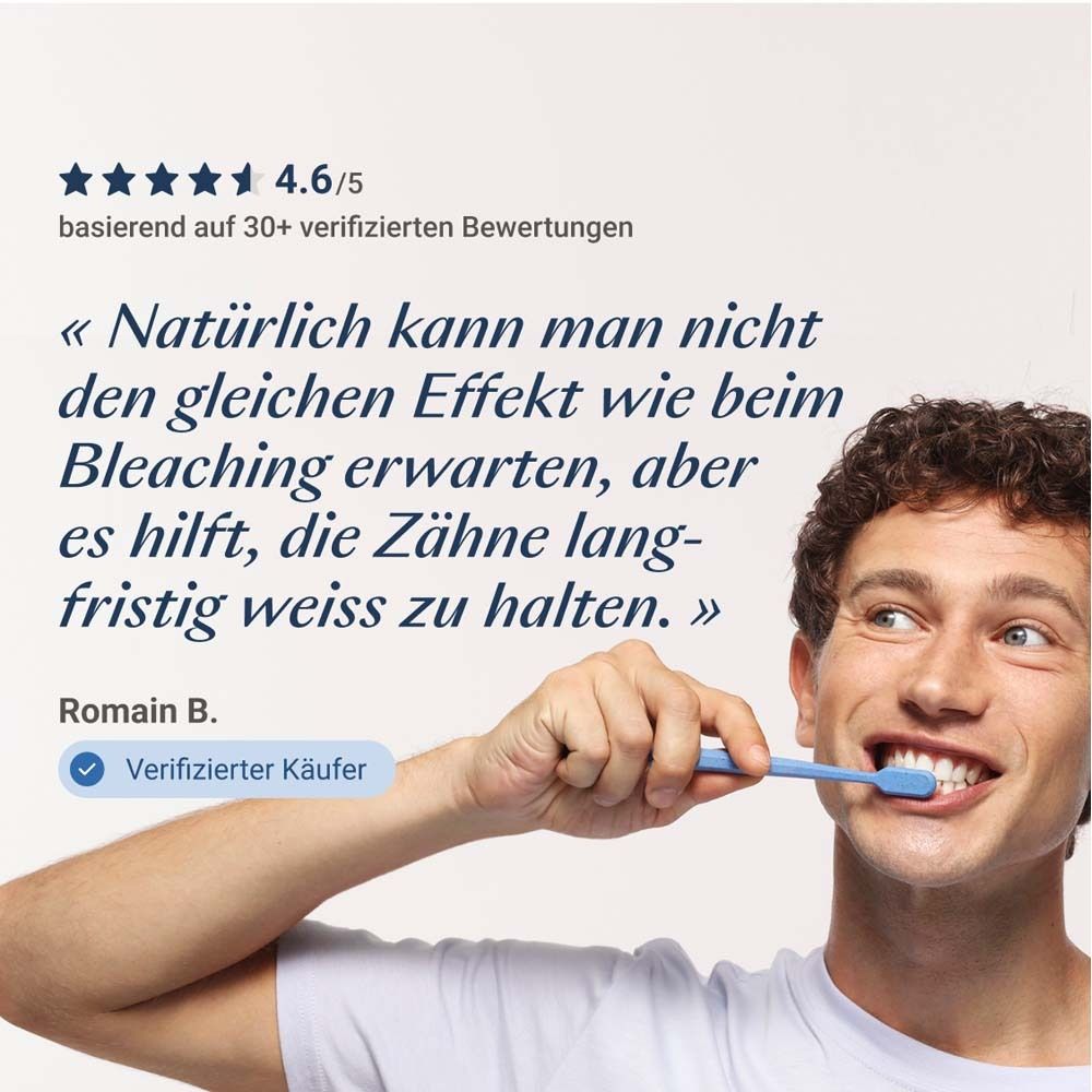 Mann putzt Zähne. Text: « Natürlich kann man nicht den gleichen Effekt wie beim Bleaching erwarten, aber es hilft, die Zähne langfristig weiß zu halten. »