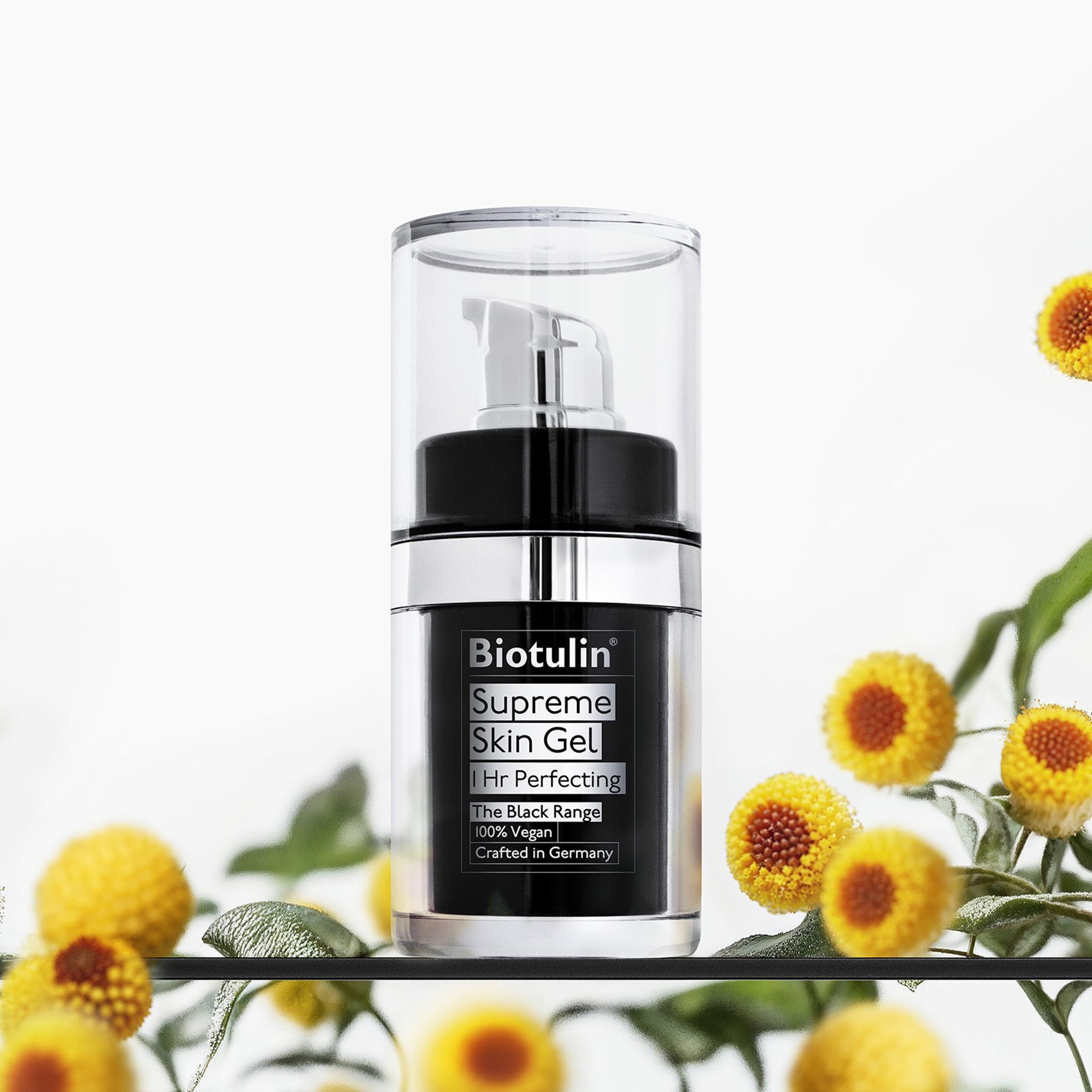Biotulin Supreme Skin Gel in schwarzer Flasche mit Spender, umgeben von Blumen.