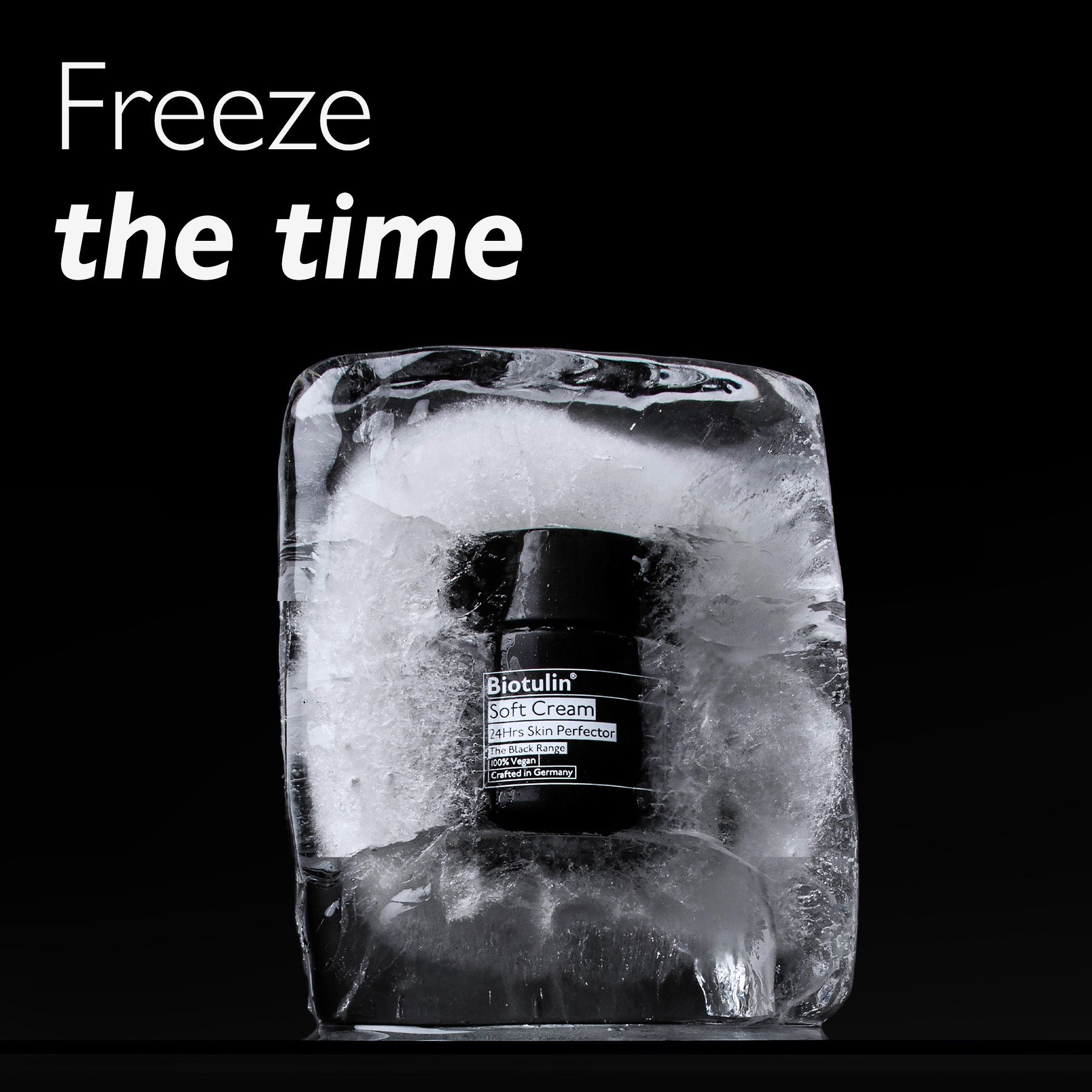 Schwarzer Tiegel mit Biotulin Soft Cream in Eisblock. Text: Freeze the time.