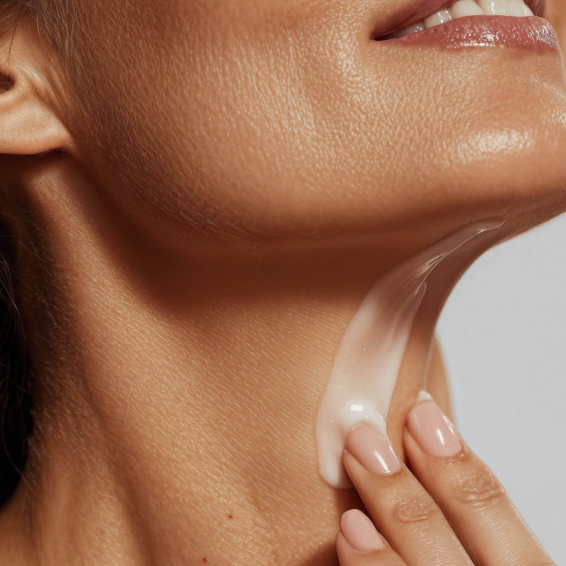 Hautpartie mit Creme. Text: 100% vegan. Textabschnitte über Spilanthol, Hyaluronsäure und Aminosäuren.