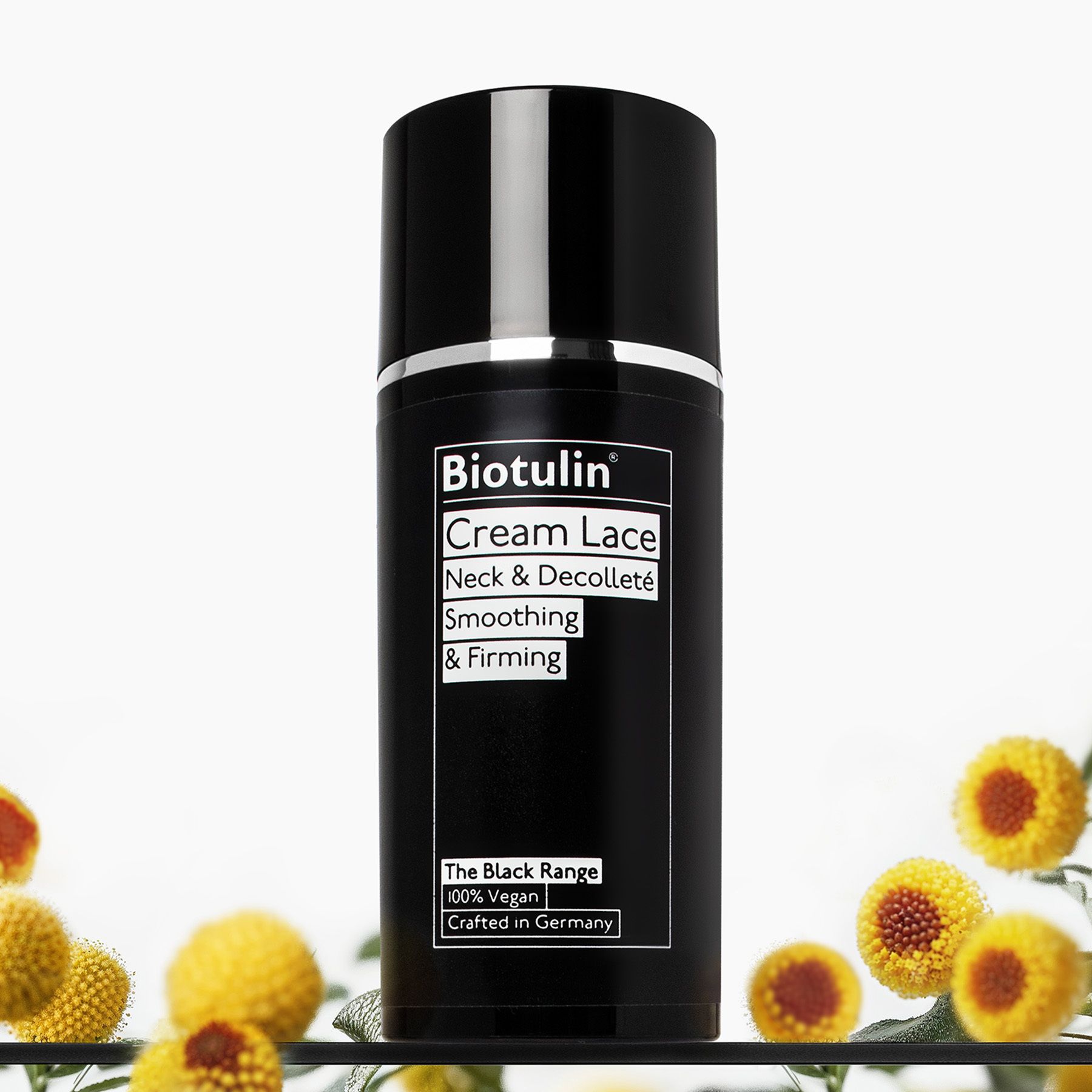Schwarze Flasche mit silbernem Deckel. Text: Biotulin Cream Lace, Neck & Decolleté, Smoothing & Firming. Vegan.