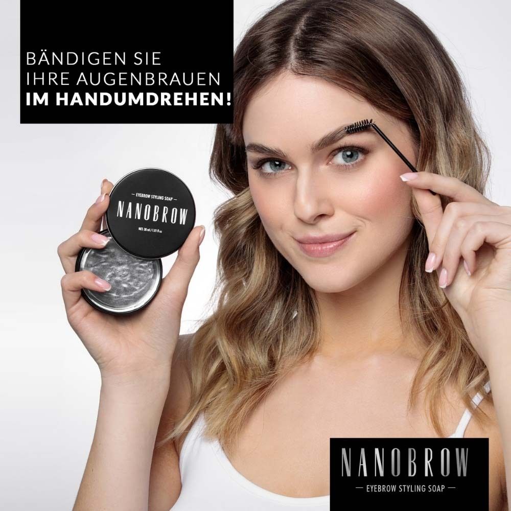 Frau mit NANOBROW Eyebrow Styling Soap. Schwarze Dose und Bürste. Text: NANOBROW, Eyebrow Styling Soap.