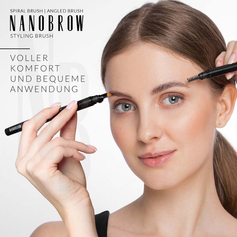 Frau hält zwei Augenbrauenbürsten. Text: NANOBROW, Styling Brush. Vollkommener Komfort und einfache Anwendung.