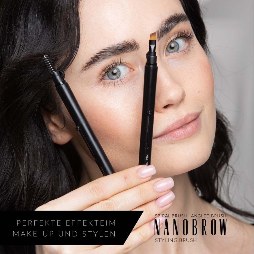 Frau hält zwei Augenbrauenbürsten. Text: NANOBROW, Styling Brush. Perfekte Effekte für Make-up und Styling.