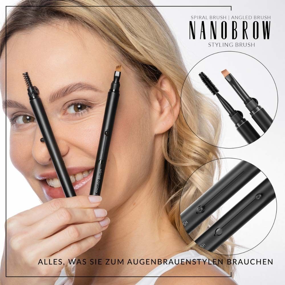 Frau hält zwei Augenbrauenbürsten. Text: NANOBROW, Styling Brush. Alles, was Sie zum Augenbrauenstylen brauchen.