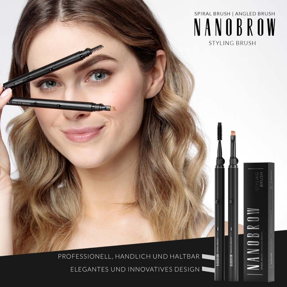 Frau hält zwei Augenbrauenbürsten und eine Verpackung. Text: NANOBROW, Styling Brush. Professionelles, handliches Design.