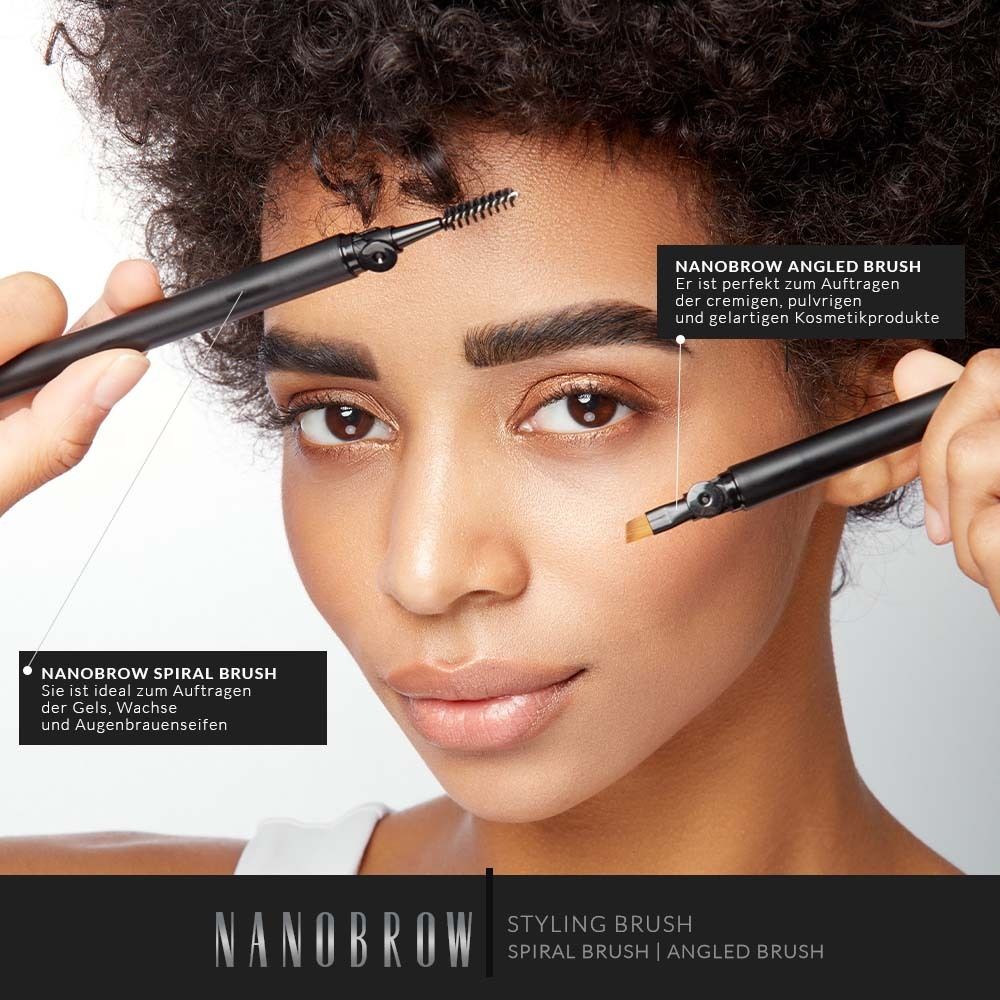 Frau mit Augenbrauenbürsten. Text: NANOBROW, Styling Brush. Spiralbürste für Gels, Wachse. Abgeschrägte Bürste für Kosmetik.