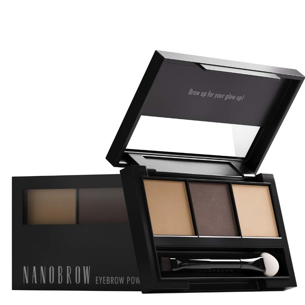 NANOBROW Eyebrow Powder Kit Light. Schwarze Palette mit drei Farbtönen, Pinsel und Spiegel. Geöffnet.