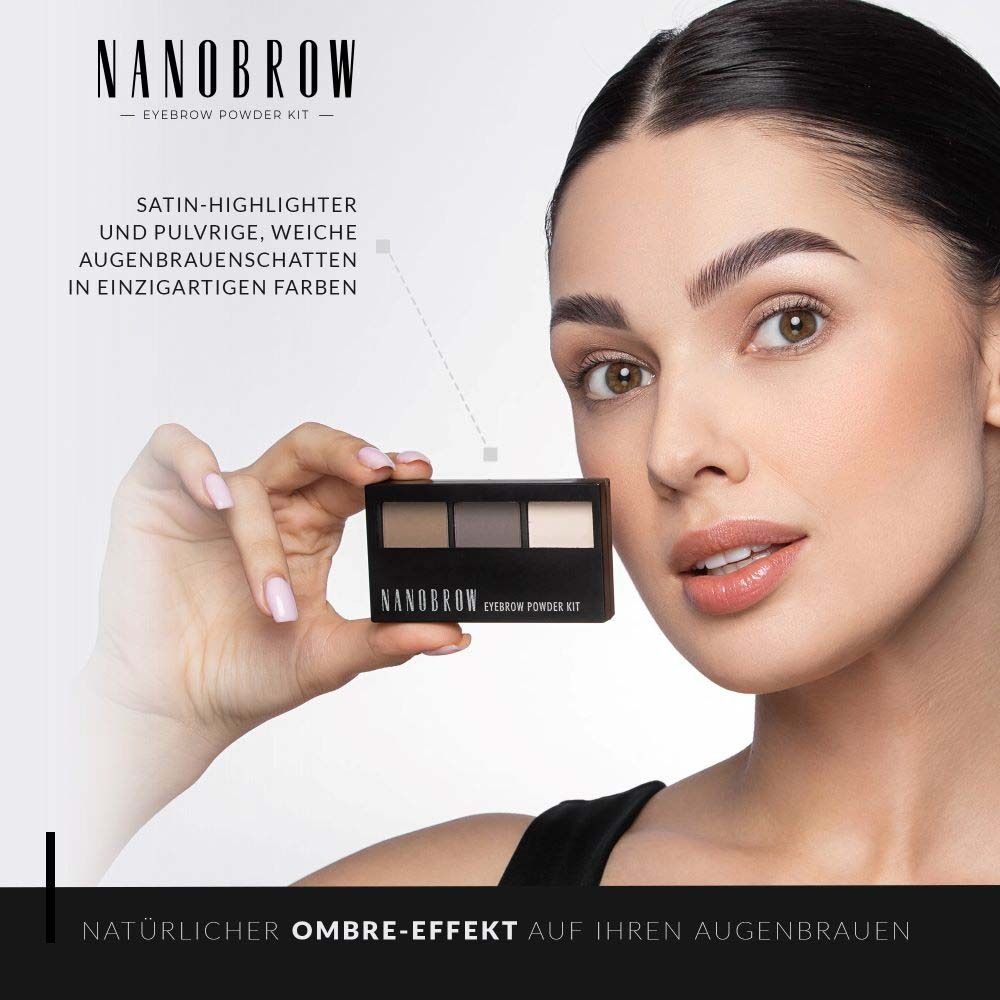Frau hält NANOBROW Eyebrow Powder Kit Light. Schwarze Palette mit drei Farbtönen. Text: Ombre-Effekt.