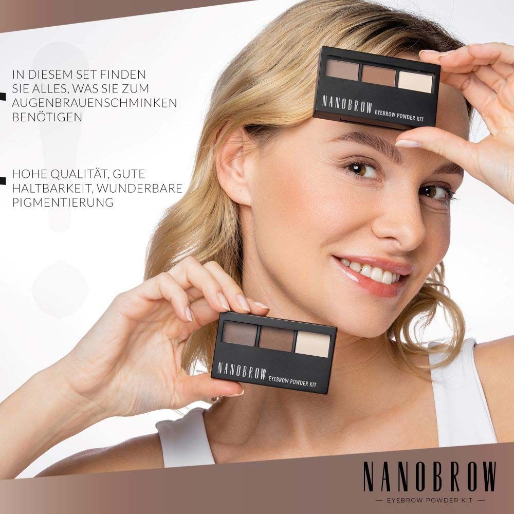 Frau hält zwei NANOBROW Eyebrow Powder Kits. Schwarze Paletten mit drei Farbtönen. Text: Augenbrauenschminken.
