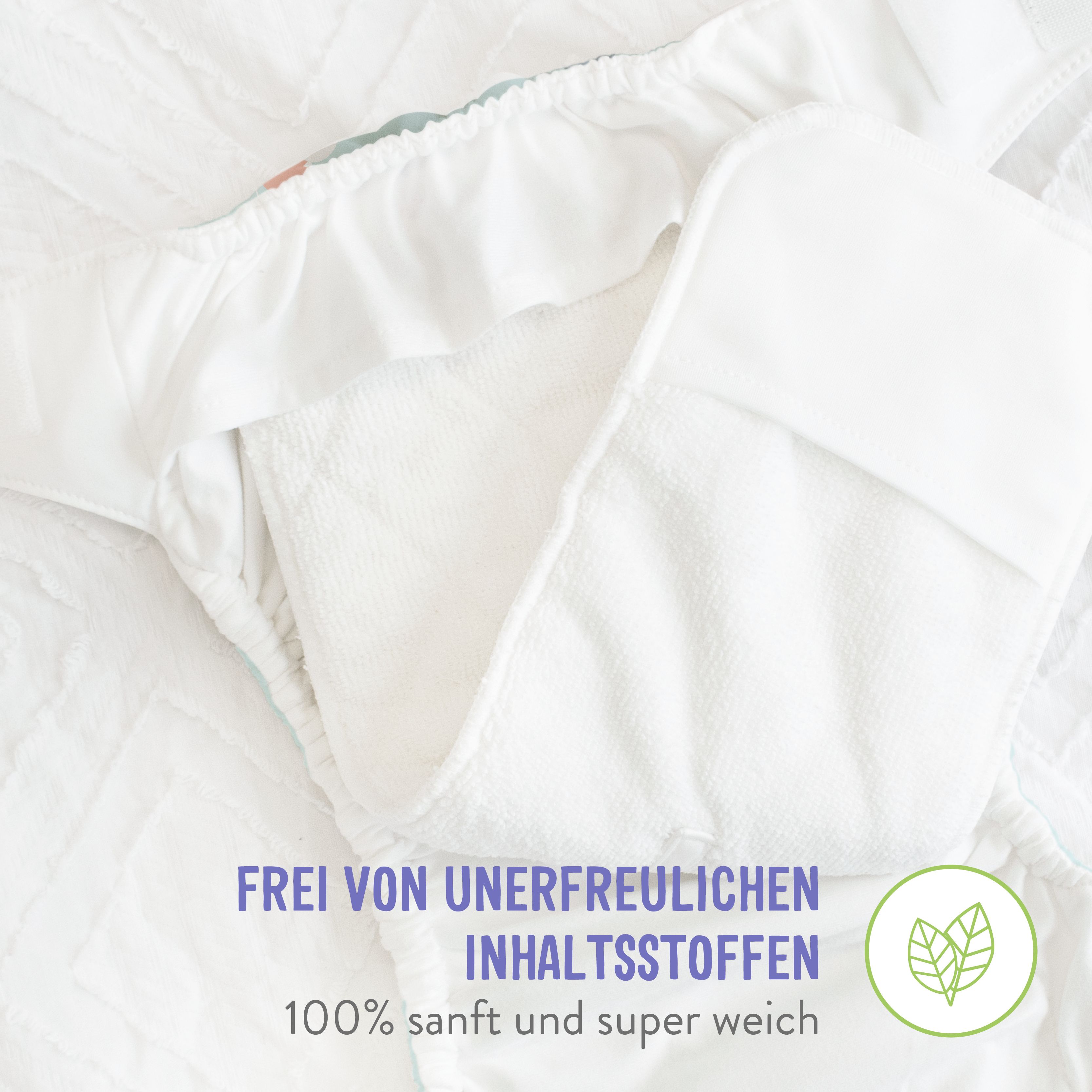 Nahaufnahme einer weißen Stoffwindel. Text: Frei von unerfreulichen Inhaltsstoffen. 100% sanft und super weich.