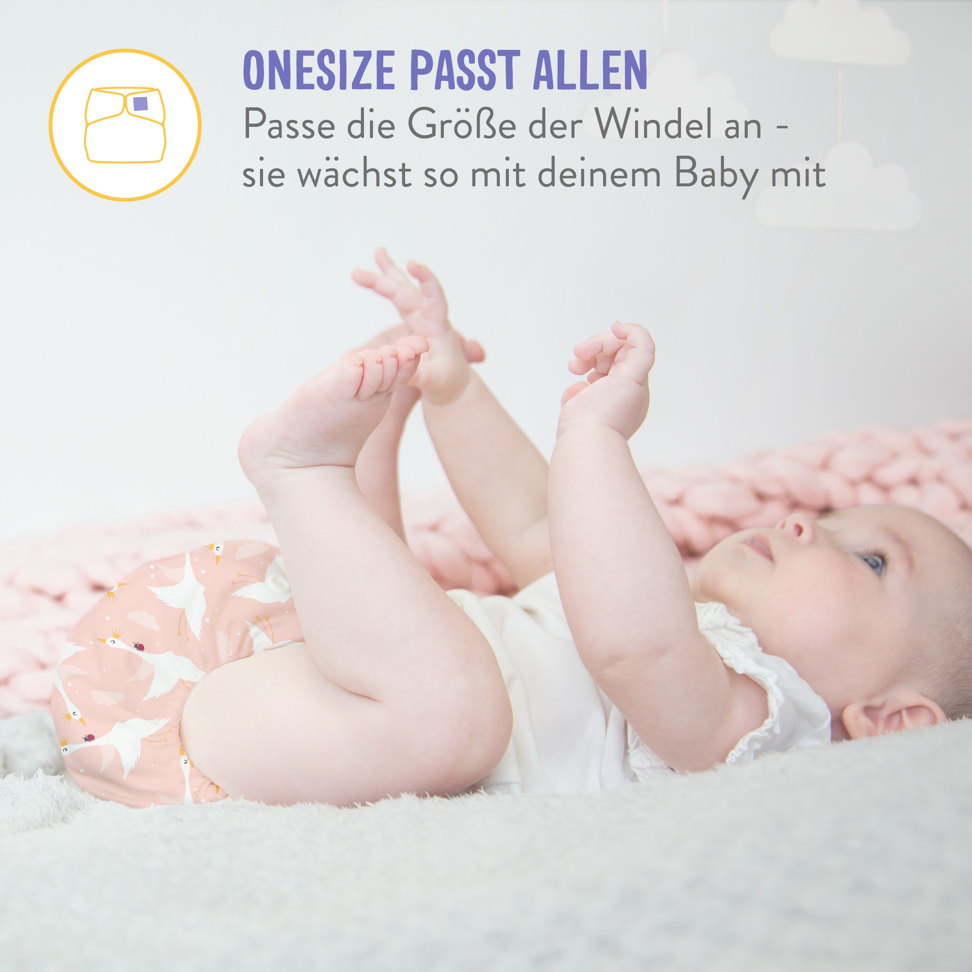 Baby liegt auf dem Rücken, trägt eine Stoffwindel. Text: Onesize passt allen. Passe die Größe der Windel an.