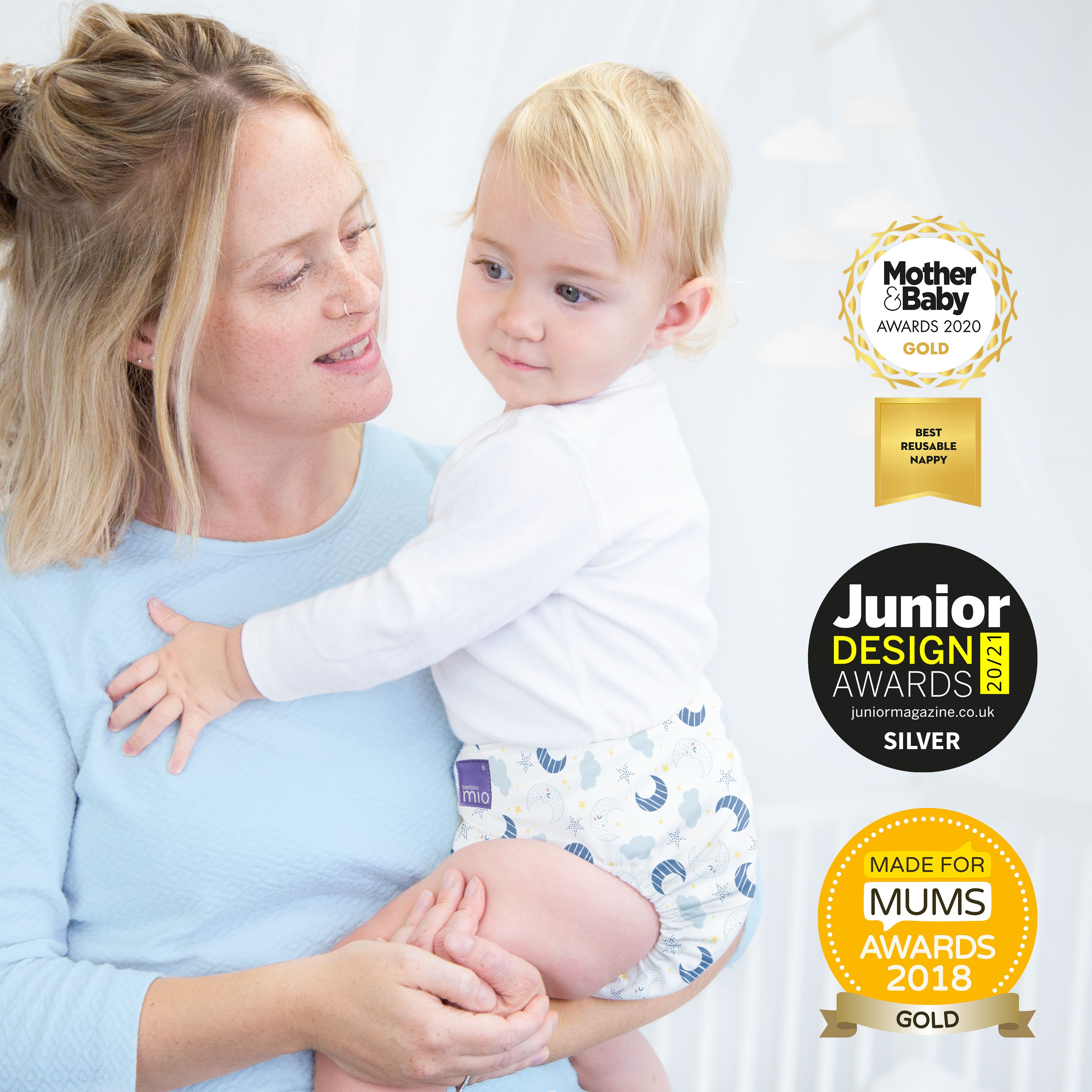 Mutter hält Baby mit Stoffwindel. Auszeichnungen: Mother & Baby Awards, Junior Design Awards, Made for Mums Awards.