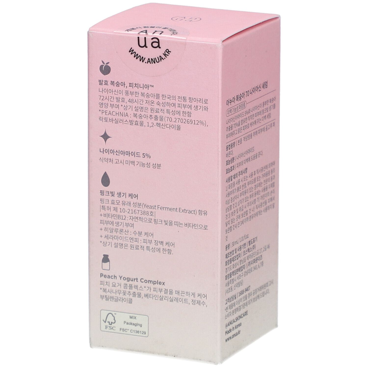 Seite der rosa Schachtel. Text in asiatischer Schrift. Aufschrift: Anua, PEACH 70, NIACIN SERUM, 70%. 30 ml / 1.01 fl.oz.