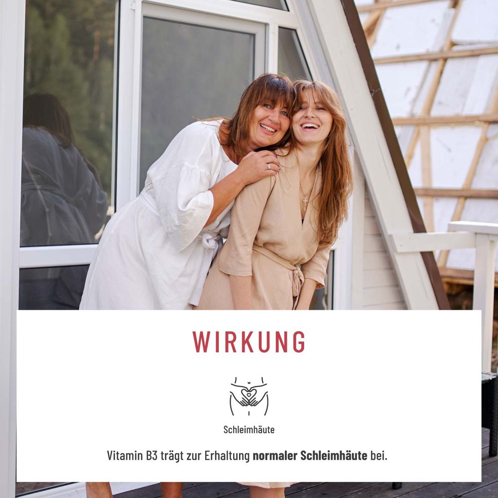 Zwei Frauen lächeln. Text: Wirkung. Vitamin B3 trägt zur Erhaltung normaler Schleimhäute bei.