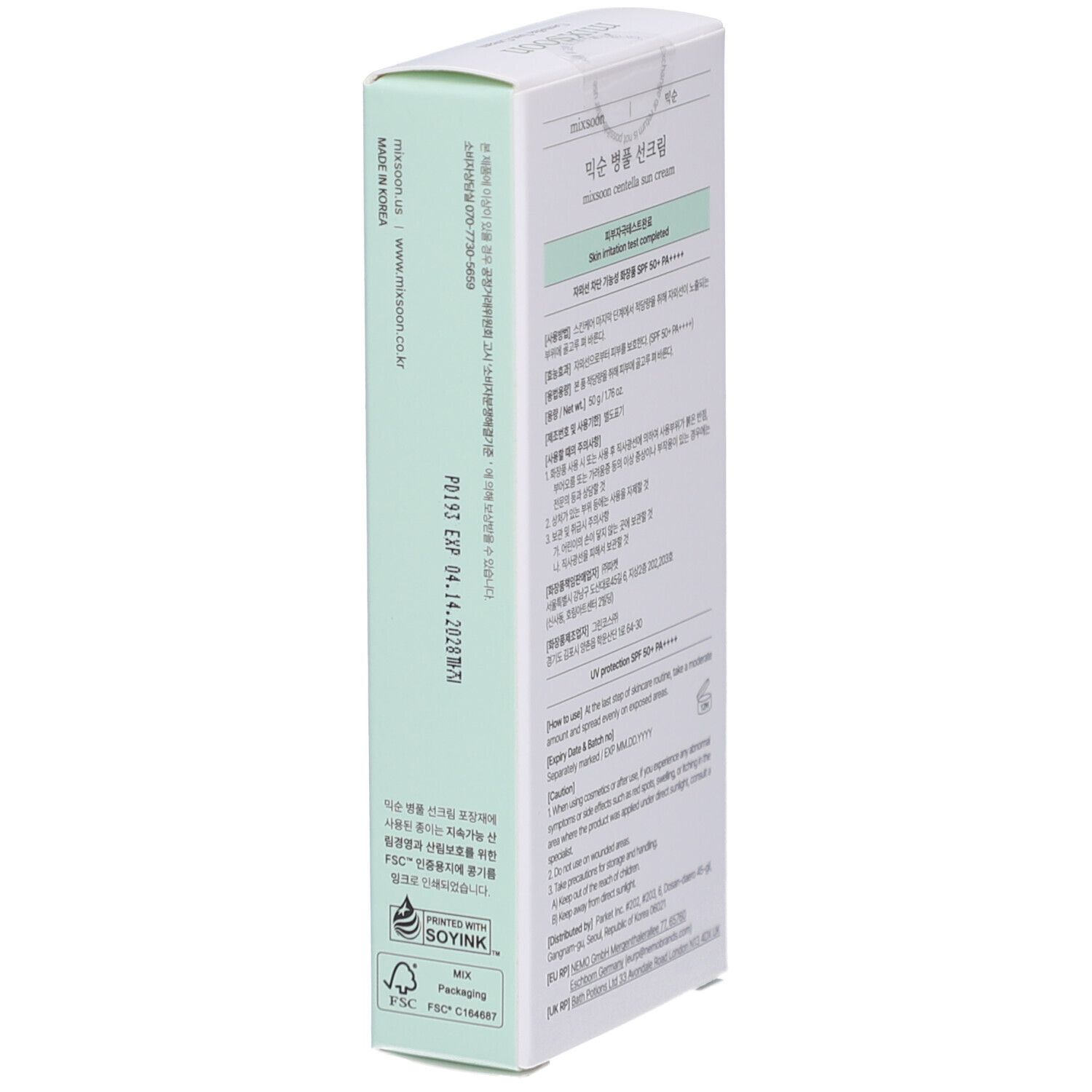 Weiße Schachtel mit Text in mehreren Sprachen. Aufschrift: mixsoon Centella Sun Cream. Seitenansicht.