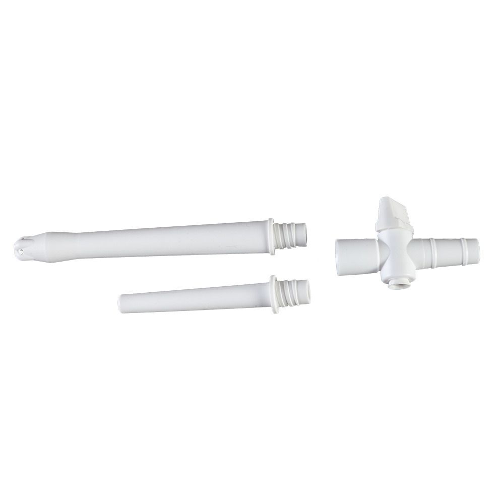 Drei weiße Kunststoffteile: zwei Aufsätze und ein Ventil. Die Aufsätze haben geriffelte Enden. Das Ventil hat einen Hebel.