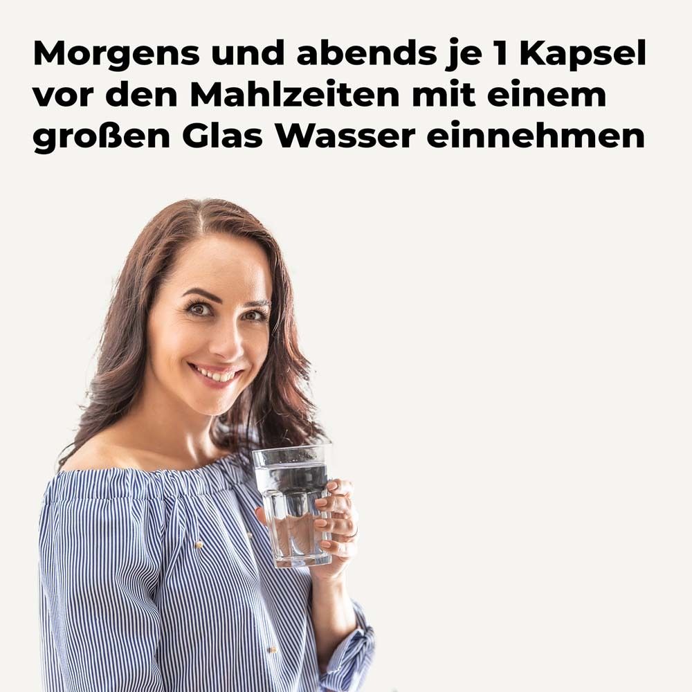 Frau hält Glas Wasser. Text: Morgens und abends je 1 Kapsel vor den Mahlzeiten mit einem großen Glas Wasser einnehmen.