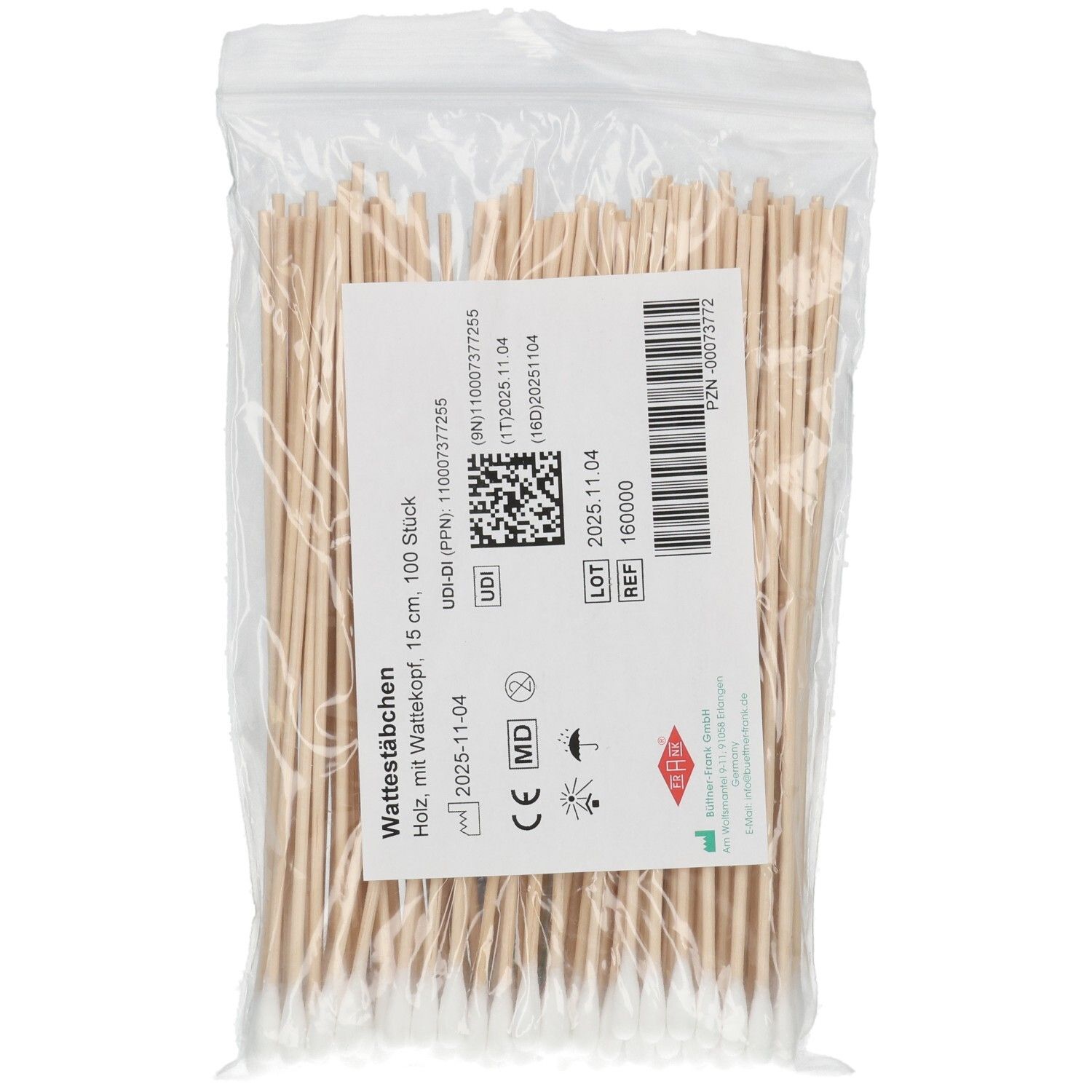 Wattestäbchen in transparenter Verpackung. Holzstäbchen mit Wattekopf. Etikett mit Produktinformationen, QR-Code und CE-Kennzeichnung.