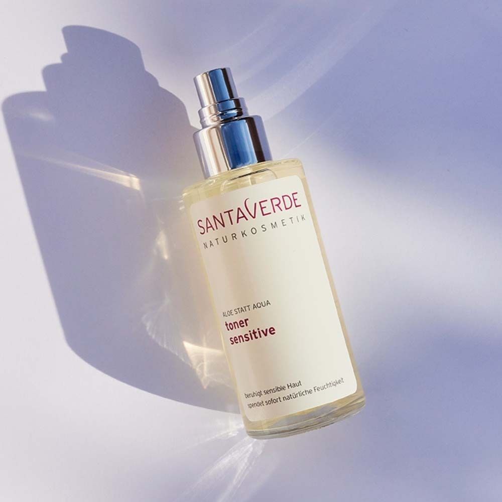 SANTAVERDE Toner sensitive. Sprühflasche auf lila Untergrund. Silberner Sprühkopf.