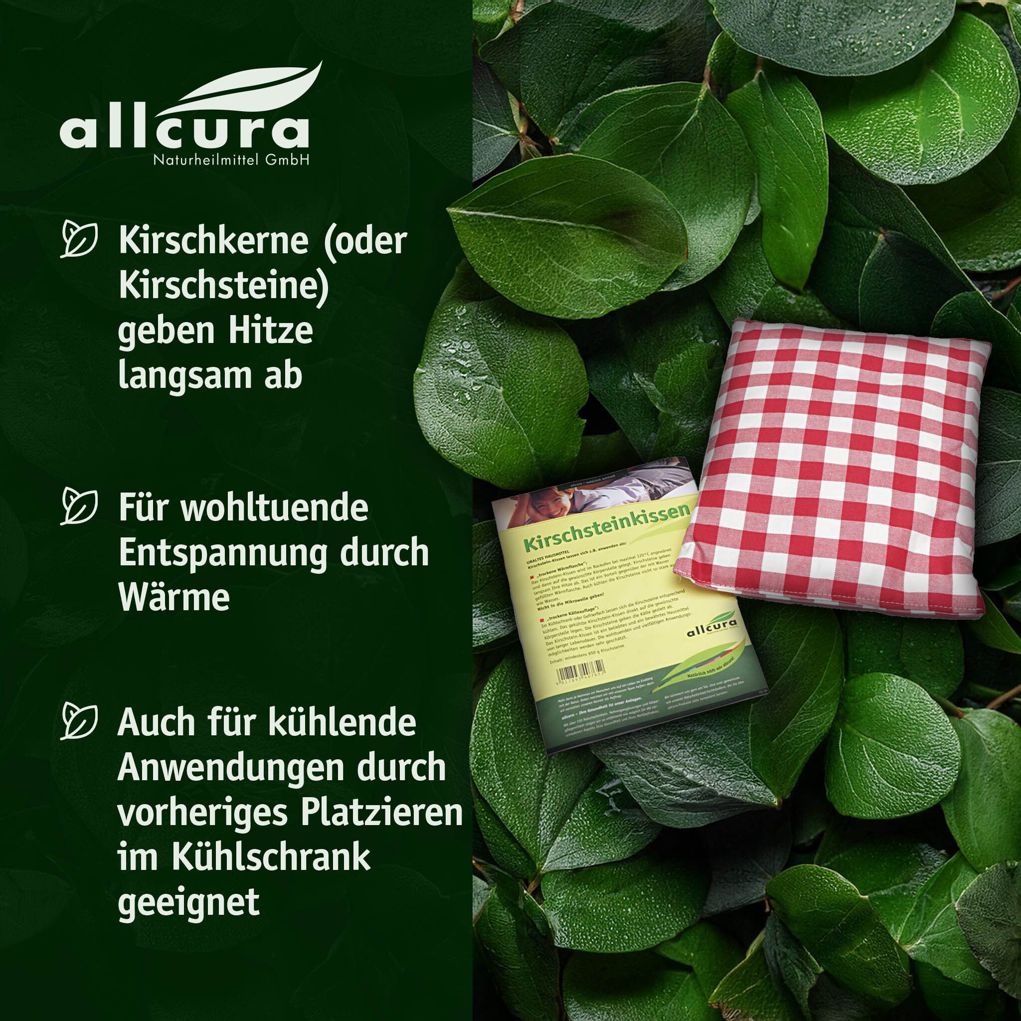 Kirschstein-Kissen neben Produktinformationen, umgeben von Blättern. Marke: allcura.
