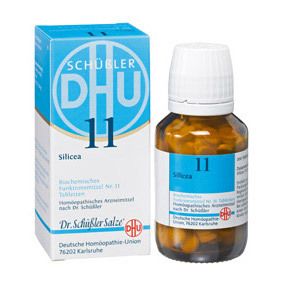 DHU 11 Silicea D3, Tabletten und Verpackung. Blau-weißes Etikett mit Produktinformationen. Braune Glasflasche.
