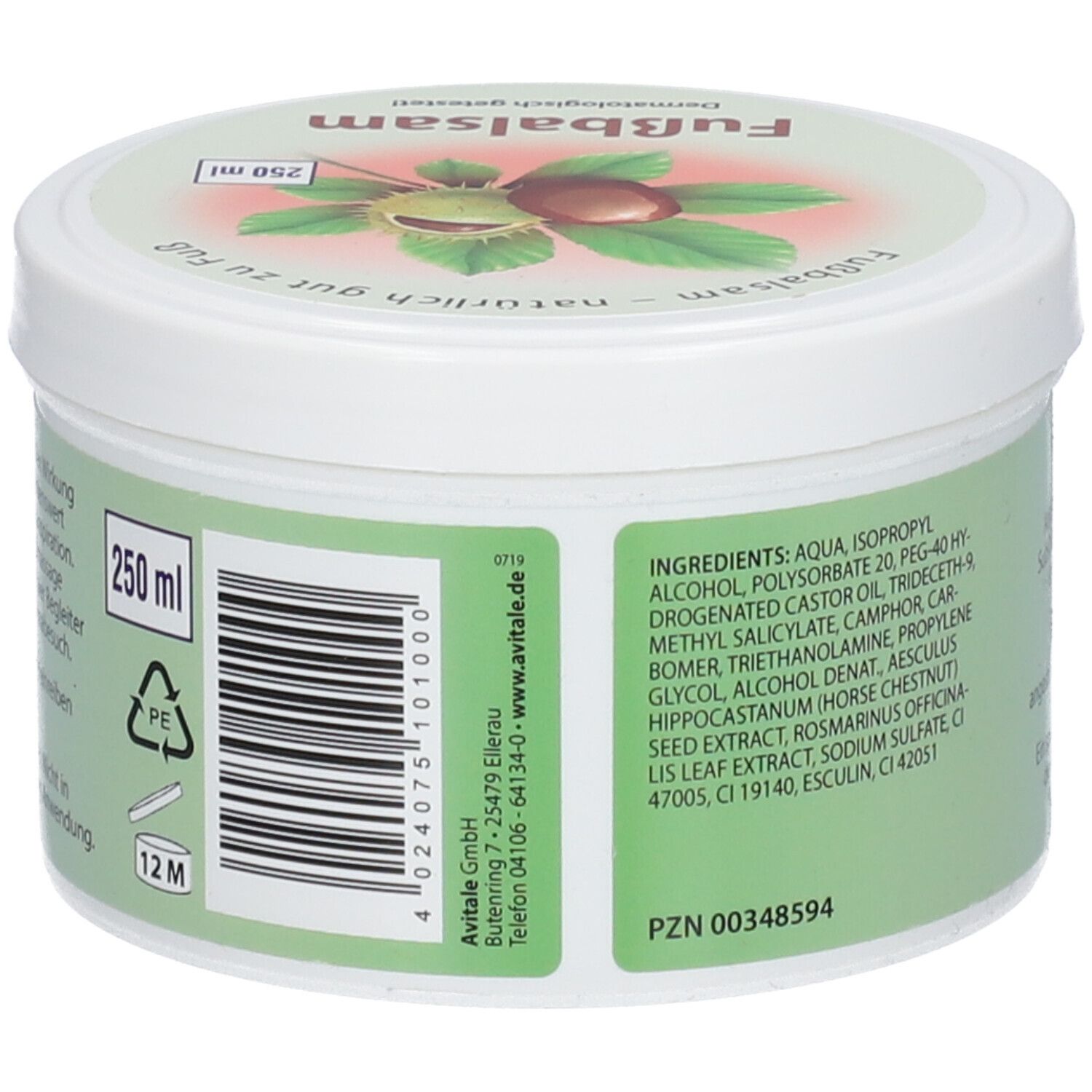 Weißer Tiegel mit grünem Etikett. Aufschrift: Fußbalsam. Barcode und Inhaltsstoffe. Illustration von Kastanien und Blättern. 250 ml.