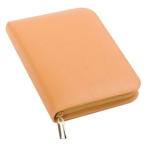 Beige, rechteckige Tasche mit Reißverschluss. Metall-Zipper. Abgerundete Ecken. Lederoptik.