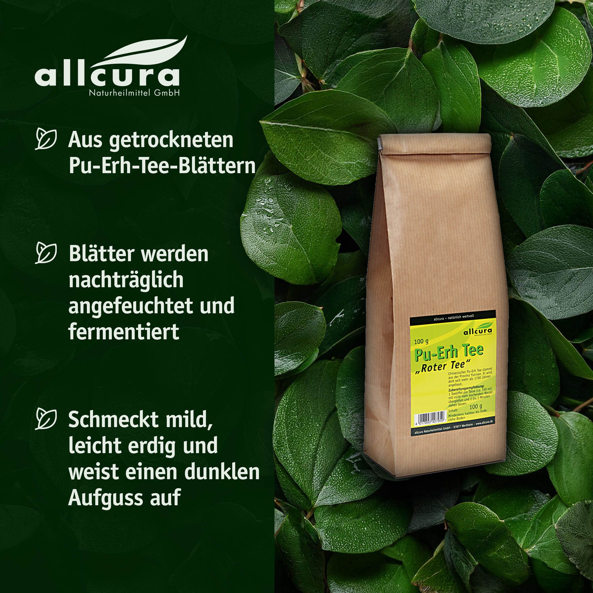 Braune Papiertüte mit gelbem Etikett, umgeben von grünen Blättern. Text: allcura, Pu-Erh Tee, Blätter werden befeuchtet und fermentiert.