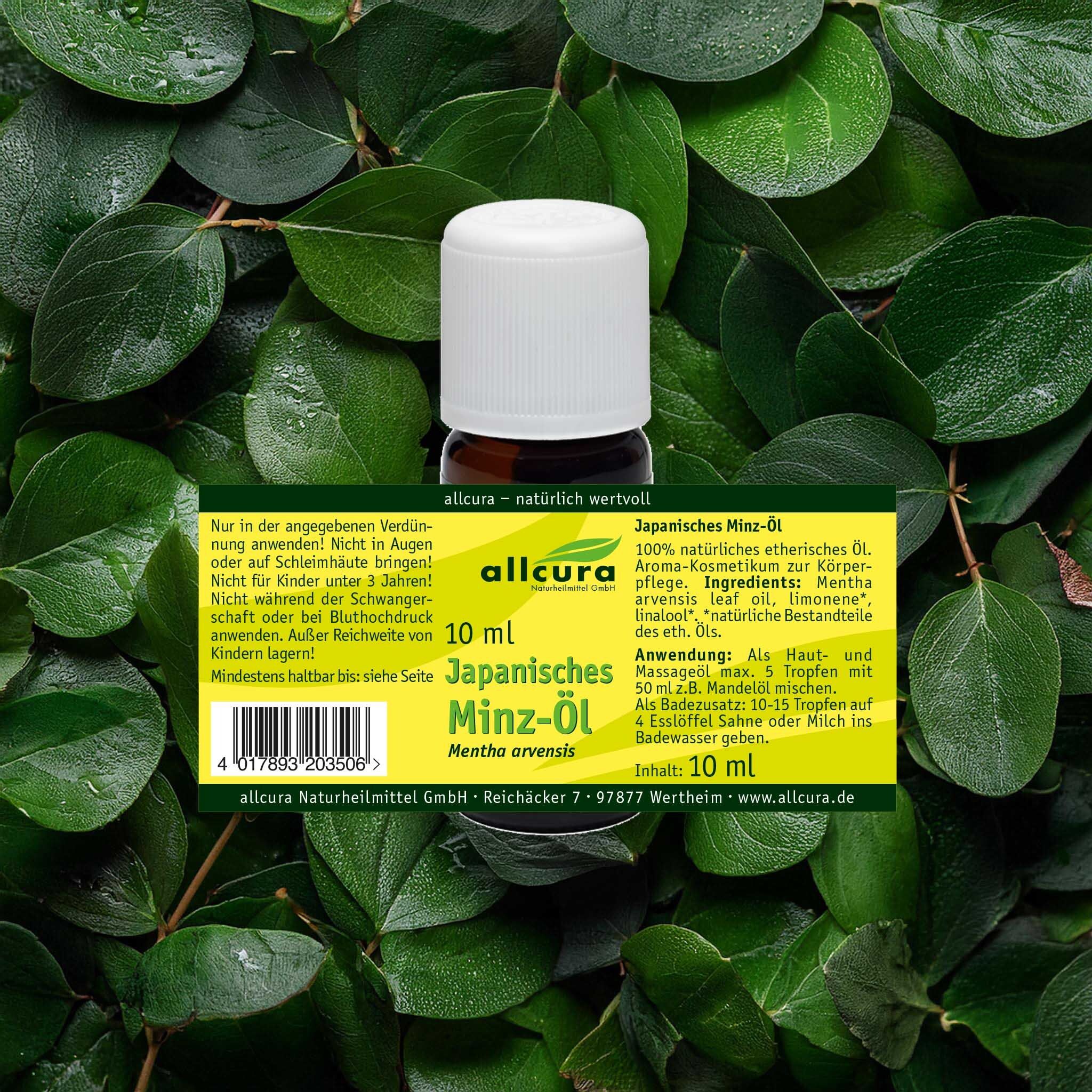 Braune Glasflasche mit weißem Deckel, umgeben von grünen Blättern. Etikett mit Produktname und Marke: allcura Japanisches Minz-Öl.