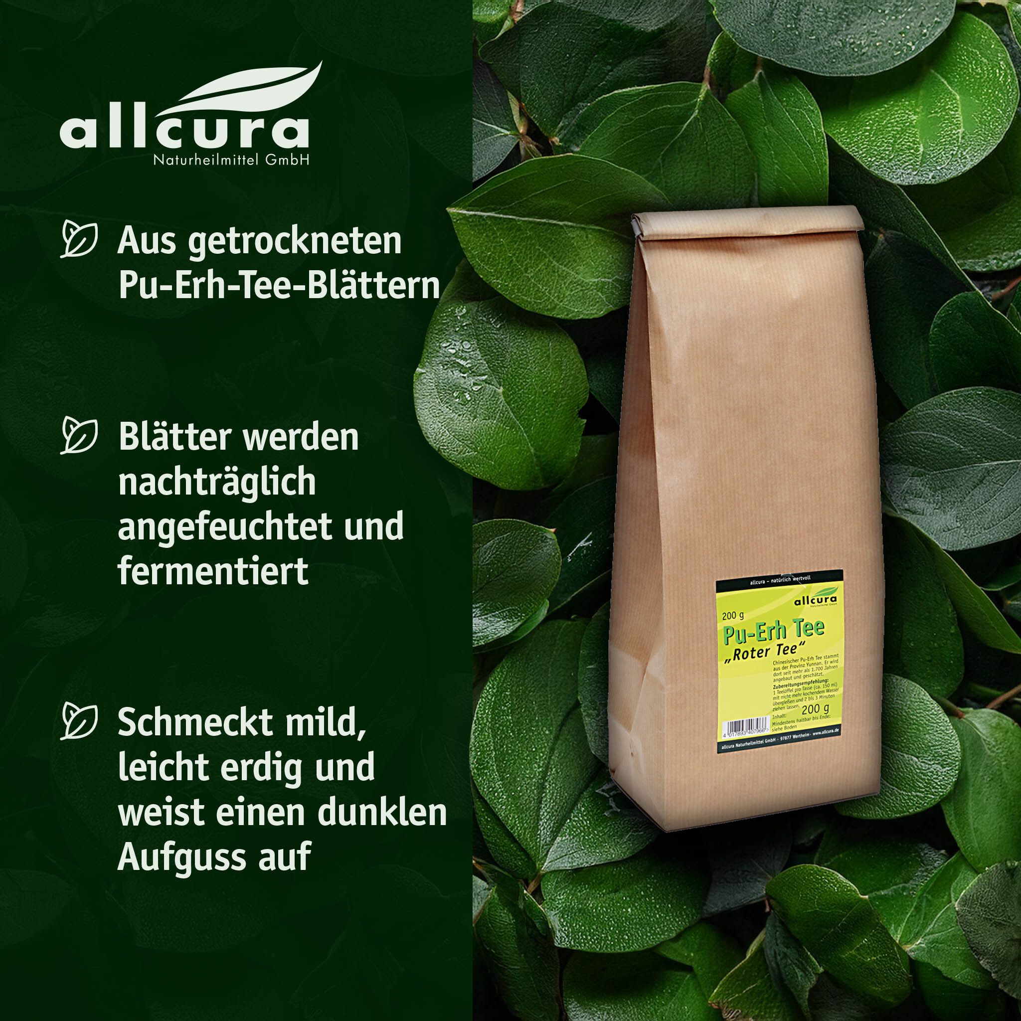 Braune Papiertüte mit grünem Etikett, umgeben von grünen Blättern. Text: "allcura", "Pu-Erh Tee Roter Tee", "200 g".