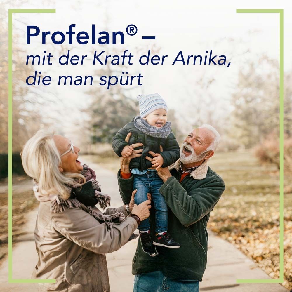 Großeltern heben ein Kind hoch. Text: Profelan - mit der Kraft der Arnika, die man spürt.