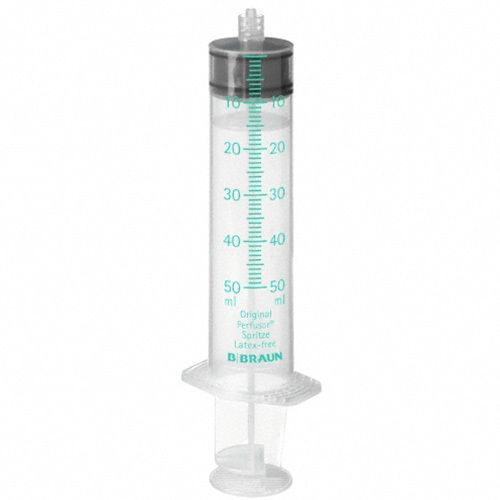 Transparente Spritze mit grünen Markierungen. Skala bis 50 ml. Mit Aufdruck "Original Perfusor Spritze Latex-free" und Logo B. Braun.