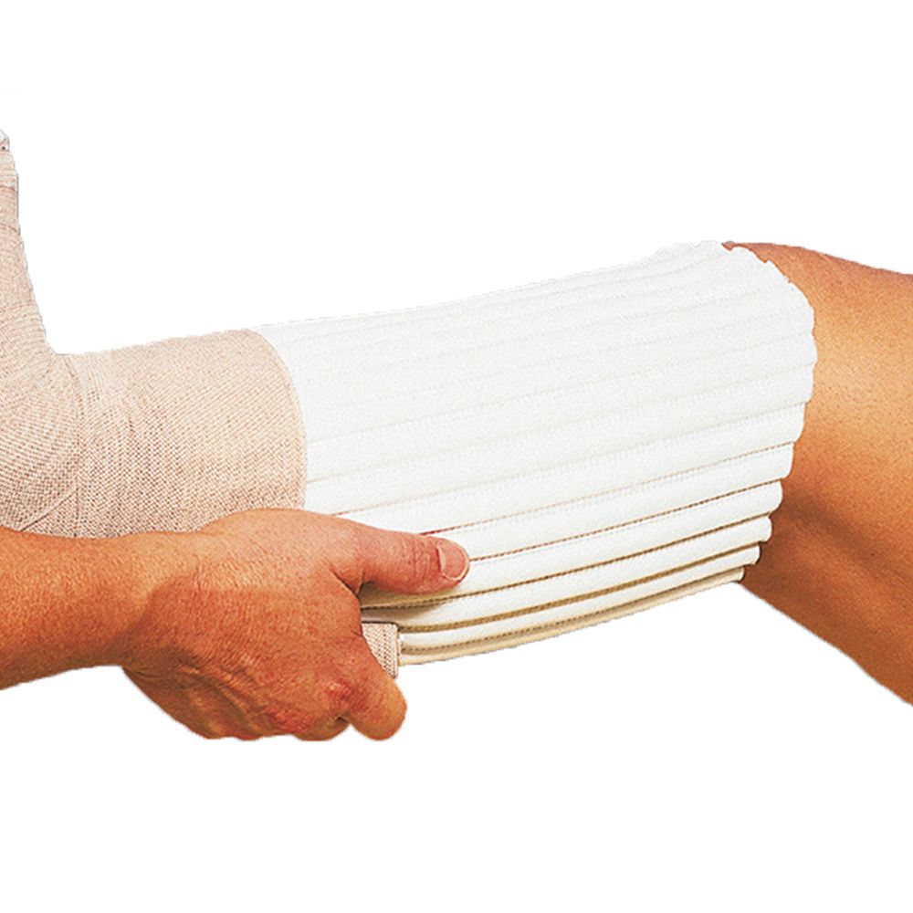 Schaumgummibinde, weiß, gerippt, am Bein angebracht. Eine Hand hält die Binde, eine weitere Bandage am Arm.