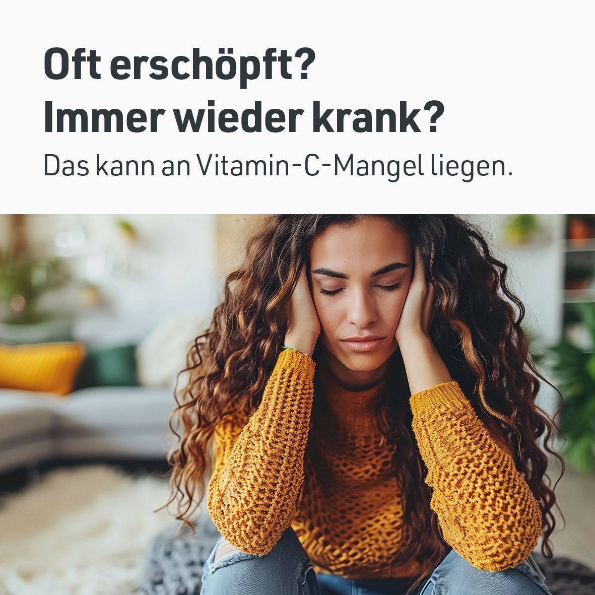 Frau mit Kopfschmerzen. Text: 'Oft erschöpft? Immer wieder krank? Das kann an Vitamin-C-Mangel liegen'.