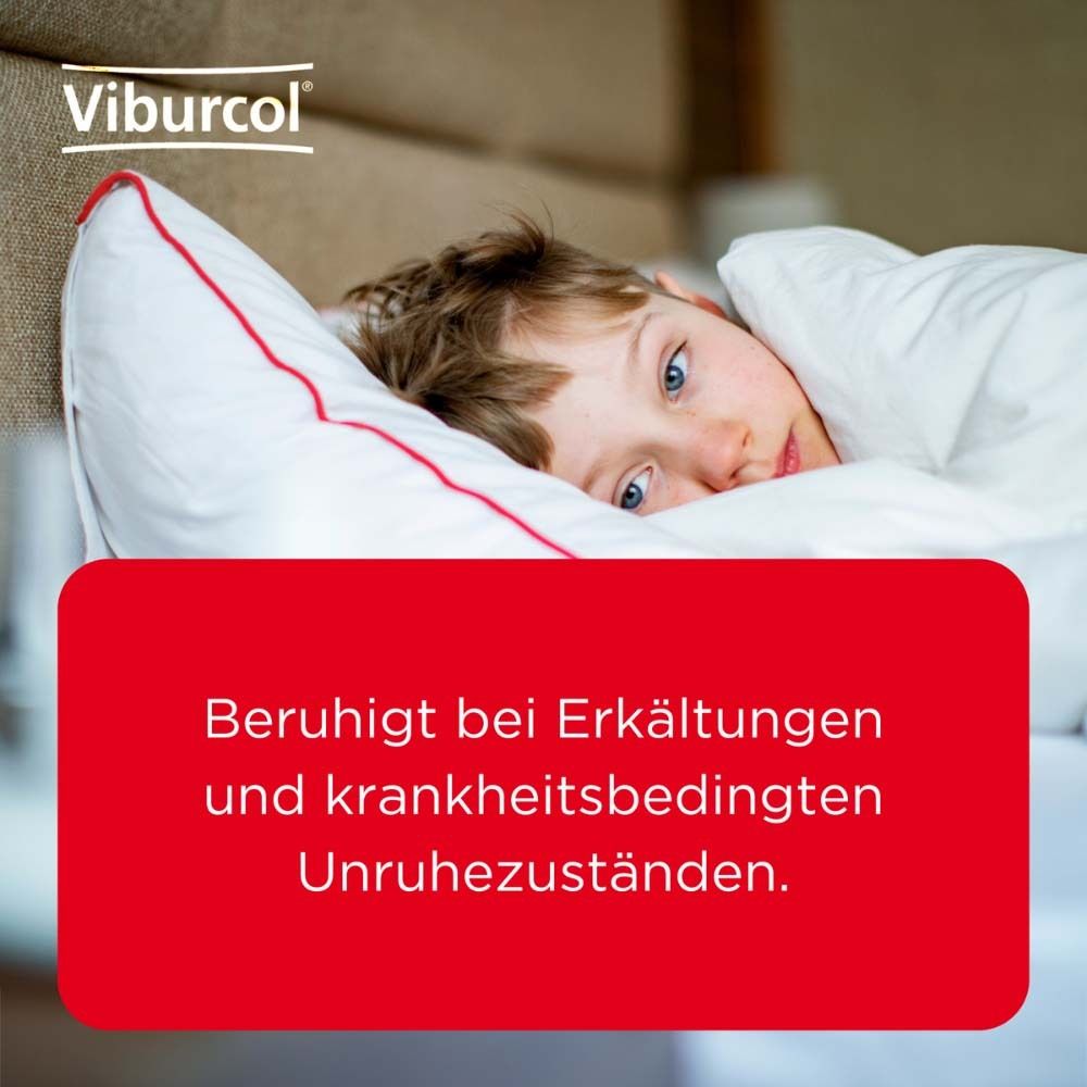 Kind im Bett. Roter Balken mit Text: Beruhigt bei Erkältungen und krankheitsbedingten Unruhezuständen.