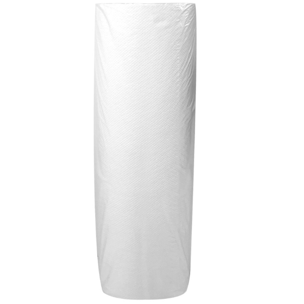 Rolle aus weißem Krepppapier. Die Rolle ist in Folie verpackt. Die Oberfläche weist ein feines Muster auf.